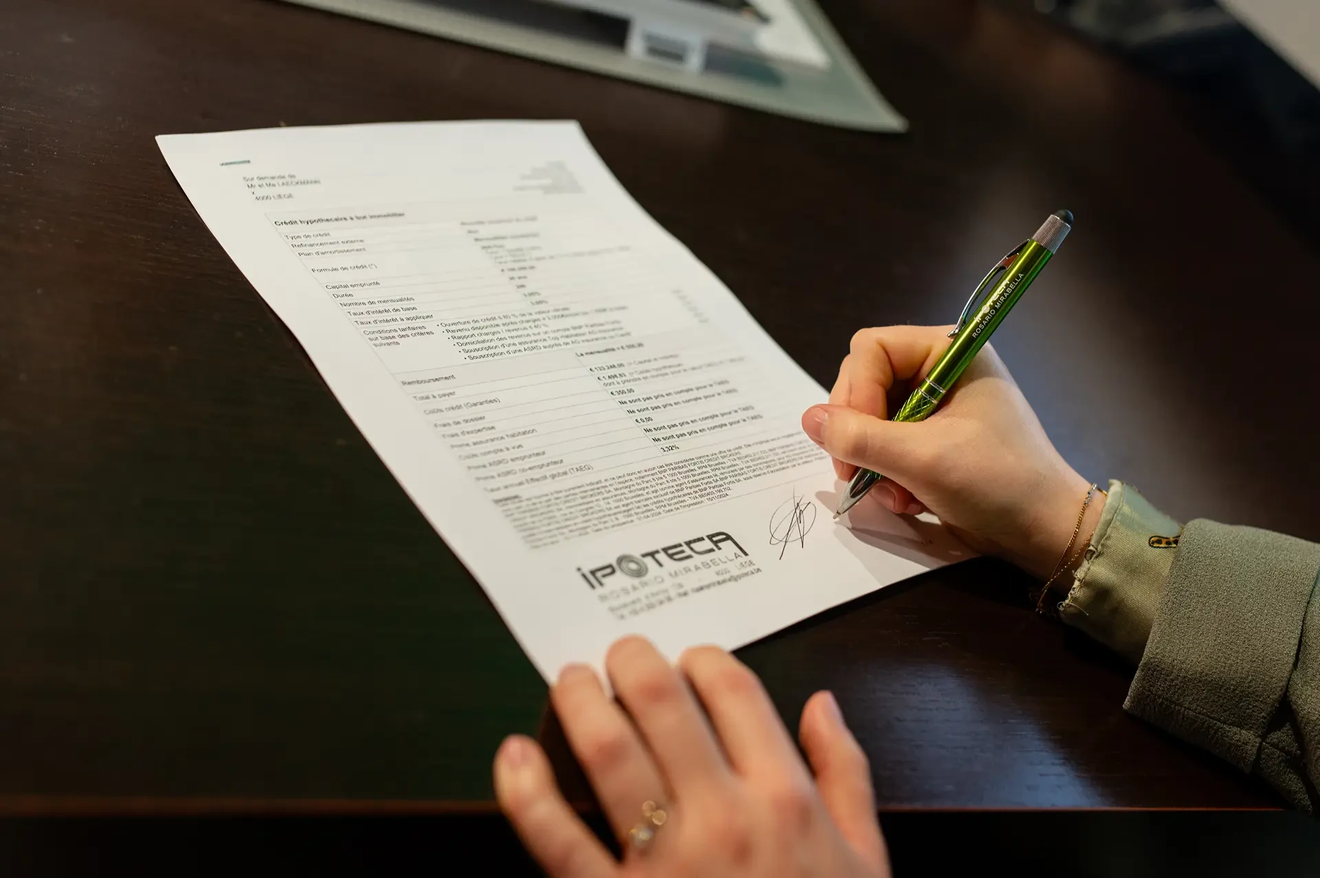 Signature d'un dossier de crédit à l'agence